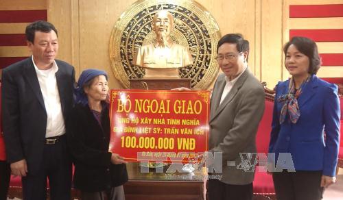Phó Thủ tướng tặng quà gia đình chính sách, khó khăn ảnh 1